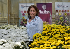 Daphne Hoogeveen, marketing & communicatie specialist bij Floritec, tussen de Chryssanten. Floritec presenteerde hun nieuwe uitstraling op het event. Ook waren er natuurlijk nieuwe soorten te zien en uitbreidingen van bestaande bekende rassen zoals de Maverick White en de Hardwell Bright en de Hardwell Yellow.